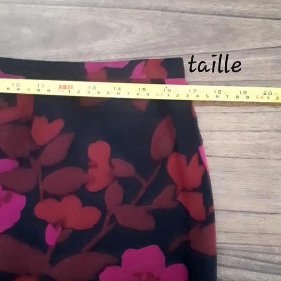 🌺Pencil black skirt with pink and burgundy colors in size L with zip at back - Picture 3 of 5